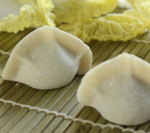 다른 안 Ingrediants를 가진 맛있은 언 가공된 음식 만두 JiaoZi