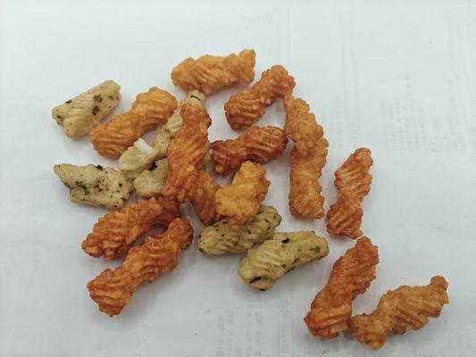 해조류와 콩소스 맛 융합과 혼합 된 쌀 크래커