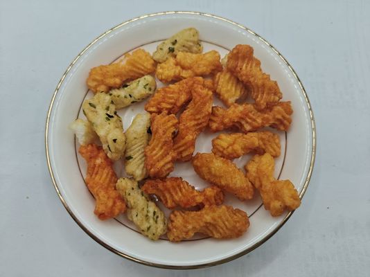 해조류와 콩소스 맛 융합과 혼합 된 쌀 크래커