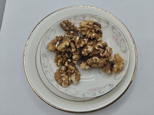 자연 재료로 만든 건강한 구운 호두 알맹이