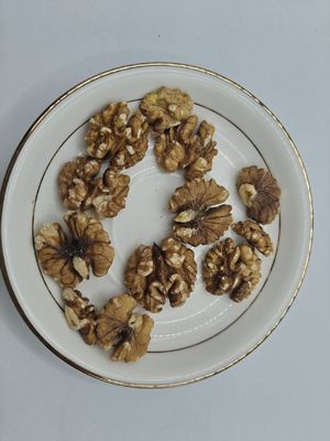 자연 재료로 만든 건강한 구운 호두 알맹이