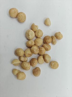천연 재료 로 만든 맛있는 굽은 마카다미아 견과류
