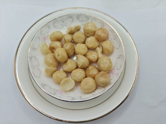 천연 재료 로 만든 맛있는 굽은 마카다미아 견과류