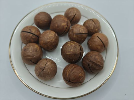 플라스틱 봉투 속 맛있는 천연 마카다미아 견과