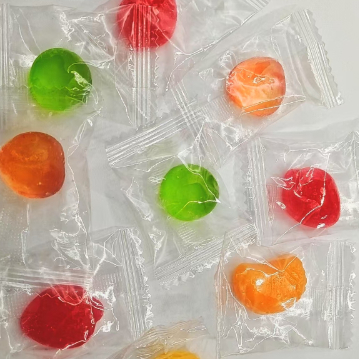 파티 에 사용 될 색상 이 돋보이는, 개별적 으로 포장 된 고무 과자 행사 일상 생활 의 즐거움