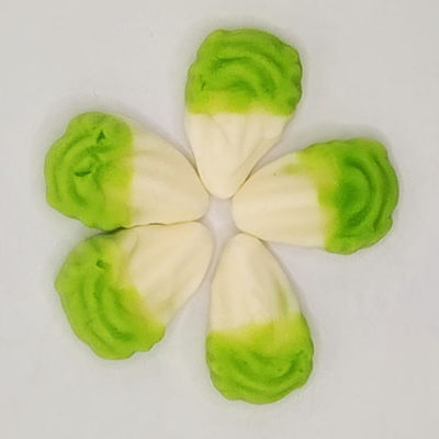 재미있는 모양의 젤리, 다채로운 조각과 창의적인 형태