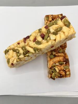 영양가 있는 구운 크리시피 크리시피 곡물 뭉치 사키마 건강한 간식 혼합물