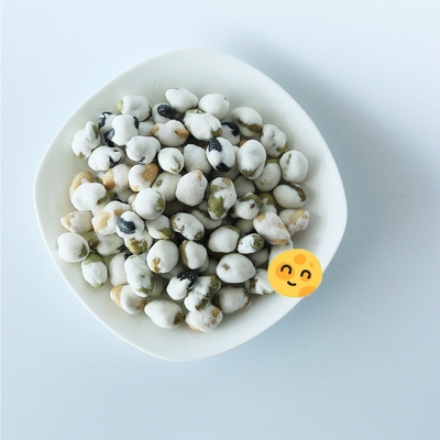 높은 단백질 을 함유 한 혼합 된 노란색, 검은색, 녹색 소아 콩 간식