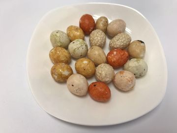 땅콩은 소매상인 패킹에 있는 소금에 절이는 간장 풍미를 불에 구웠습니다