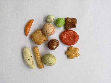 Halal 증명서는 섞인 땅콩을 소금을 쳤습니다 매운 밥 크래커 다채로운 식사를 입혔습니다