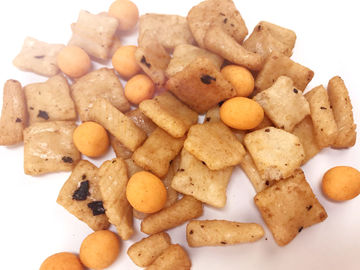 맛 있는 소금에 절이는 순수한 불에 구워진 밥 크래커 혼합 입히는 땅콩 혼합 식사