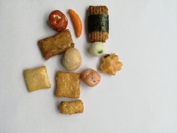 입히는 땅콩 녹두도의 파삭파삭한 구워진 밥 크래커 혼합
