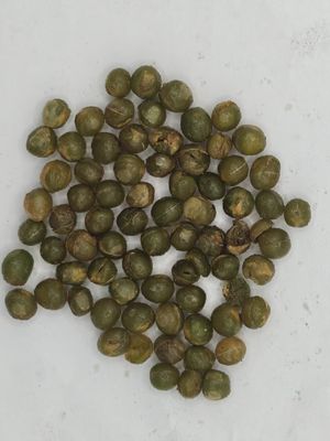 검은 금 마늘 과 에메랄드 녹색 소아 콩