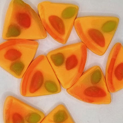 재미있는 모양의 젤리, 다채로운 조각과 창의적인 형태