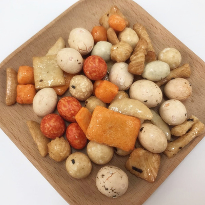 건강한 바삭바삭한 전병 트레일은 인기있는 땅콩 좋은 맛 기름으로 튀긴 바삭바삭한 간식과  섞입니다